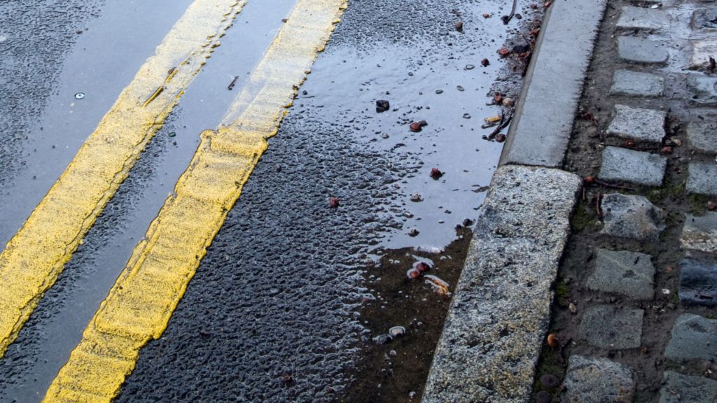 Picture showing a double yellow line on a UK road